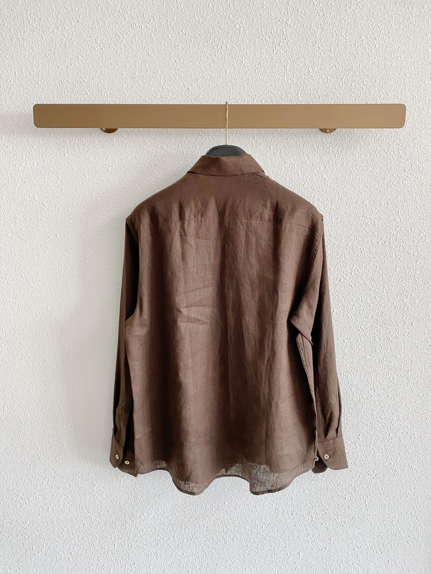 Loro Piana three-color pure linen quiet luxury long-sleeved shirt. Fabric: High-grade imported natural linen raw materials are selected. After softening and pre-treatment, the native burrs are polished away, which greatly improves the shortcomings of ordinary linen skin. The fabric has a clear and delicate natural fiber texture, showing a low-key matte texture without exaggerated shine; the fiber has dense Breathable pores, which has excellent perspiration and heat dissipation performance in spring and summer. It is not easy to sweat and stick to the body when worn in high temperature environments. The natural wrinkles formed by daily wear are the unique characteristics of the fabric, which further enhances the Italian relaxed style. The fabric has excellent color fastness, and the three dark colors are not easy to whiten and fade after long-term wear. Style and details: It adopts the instantly recognizable Italian-style windsor collar with a wide open angle. The collar has a built-in shaping lining, which is not easy to collapse after repeated washing. Once buttoned, it's formal and elegant, and when you unbutton the first button, you can create a casual and relaxed look, allowing for a wider range of fits. The version adopts a slightly loose front-shoulder cut, which is very tolerant for body shapes with slippery shoulders, wider shoulders, and excess fat on the waist and abdomen, and allows the upper body to move freely without restraint. The placket is embellished with delicate small buttons as a detail highlight, and the wiring is fine and concealed. There is no exposed exaggerated brand logo on the whole, and the sense of luxury is restrained and restrained; the standard long-sleeved cuffs can be freely folded to change styles, and the arc hem can be worn either tucked into the waistband or outside, adapting to a variety of matching ideas. Color selection: Native hemp Beige: Basic Versatile style, with soft and rustic tones, suitable for various daily scenes of commuting and travel, suitable for most color bottoms, with the highest tolerance for daily wear; Retro purple tone: atmospheric niche color matching, getting rid of the monotony of conventional solid colors, outstanding wear recognition, suitable for light gatherings, textured daily travel, and the effect is outstanding when paired with black and Dark Gray bottoms; Dark brown color: Retro is a calm tone, suitable for the transition from autumn to winter and more mature business casual wear. The tone is calm and textured, and it is very suitable for layering suits. Sizes:M-4XL